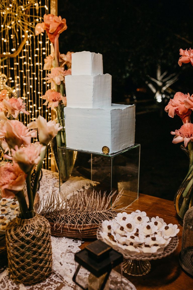 Square-shaped wedding cake
